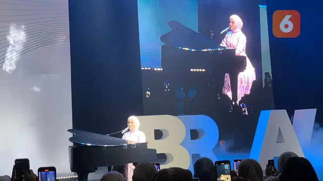 Kejutan lain di panggung JMFW 2024 adalah kehadiran Putri Ariani yang membawakan lagu ciptaannya, Loneliness.