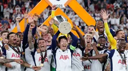 Musim lalu Son sukses memimpin Tottenham meraih trofi pertamanya dalam 17 tahun dengan kemenangan atas Manchester United di final Liga Europa. (Photo by Thomas COEX / AFP)
