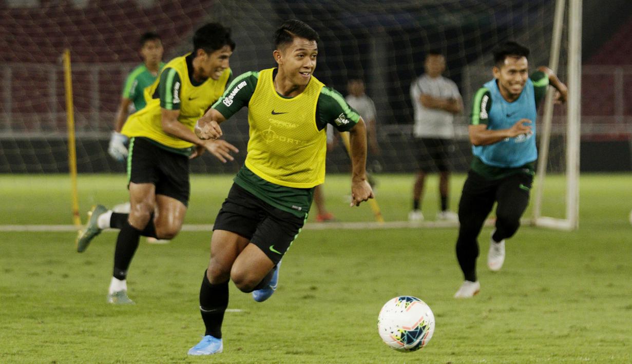 Pemain Timnas Indonesia, Febri Haryadi, menggiring bola saat latihan jelang laga kualifikasi Piala Dunia di SUGBK, Jakarta, Senin (2/9). Indonesia akan berhadapan dengan Malaysia. (Bola.com/M Iqbal Ichsan)