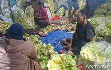 Jelang Lebaran 2026, Pedagang Kulit Ketupat Palmerah Banjir Pesanan, Harga Naik Dua Kali Lipat