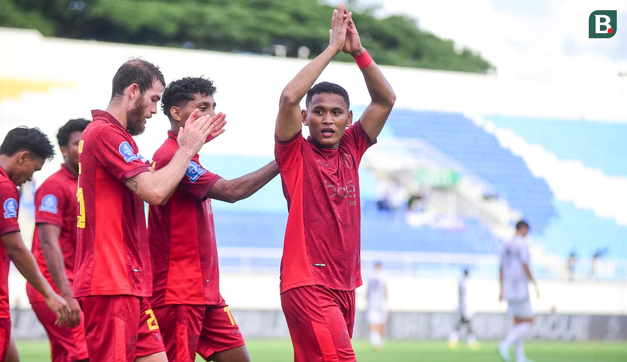 Momen respect juga ditunjukkan oleh pemain Arema FC, Iksan Lestaluhu setelah mencetak dua gol ke gawang Madura United. Ia memberikan gestur meminta maaf saat berselebrasi usai membobol gawang mantan klubnya tersebut. (Bola.com/Iwan Setiawan)