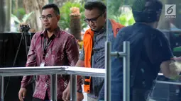 Mantan Direktur PT Murakabi Sejahtera, Irvanto Hendra Pambudi tiba untuk menjalani pemeriksaan di gedung KPK, Jakarta, Jumat (6/4).  Keponakan Setya Novanto itu menjalani pemeriksaan lanjutan sebagai tersangka korupsi E-KTP. (Merdeka.com/Dwi Narwoko)