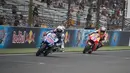 Pembalap Movistar Yamaha, Jorge Lorenzo (depan) saat beradu cepat dengan Pembalap Repsol Honda, Marc Marquez di sirkuit Indianapolis, Amerika Serikat, Minggu (9/8/2015).  Lorenzo finis diperingkat dua dan Pedrosa keempat. (AFP/PHOTO)