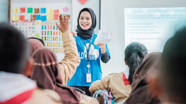 Para karyawan LDC Indonesia mengadakan sebuah sesi pendidikan untuk murid-murid SD N Gambir 01, membagikan pengetahuan tentang perindungan lingkungan