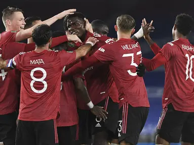Pemain Manchester United merayakan gol yang dicetak Paul Pogba ke gawang Brighton pada laga Carabao Cup di Stadion Falmer, Kamis (1/10/2020) dini hari WIB. Manchester United menang 3-0 atas Brighton.  (Andy Rain/Pool via AP)