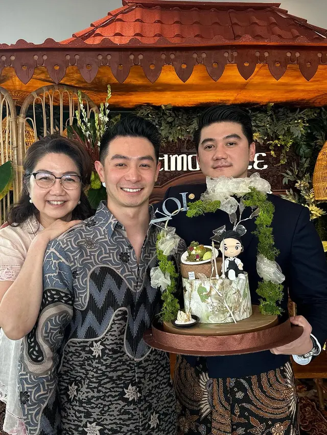 6 Potret Ultah Anak Chef Arnold Bertema Adat Jawa, Reynold Poernomo Hadir