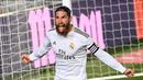 Bek Real Madrid, Sergio Ramos, merayakan gol yang dicetaknya ke gawang Getafe pada laga lanjutan La Liga pekan ke-33 di Stadion Alfredo Di Stefano, Jumat (3/7/2020) dini hari WIB. Real Madrid menang 1-0 atas Getafe. (AFP/Gabriel Bouys)