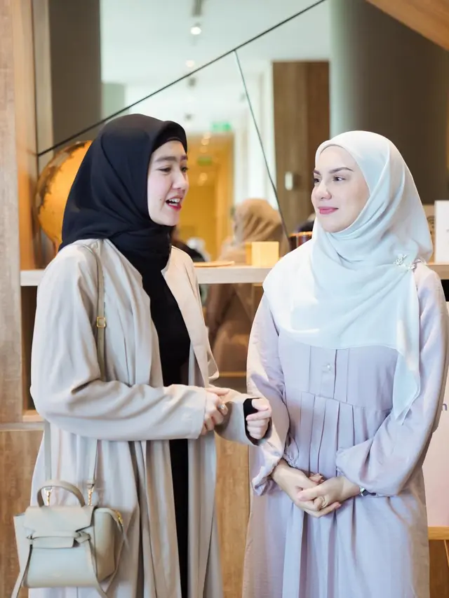 7 Potret Irish Bella Jadi Panitia Kajian Perempuan Tangguh Ini Curi Perhatian