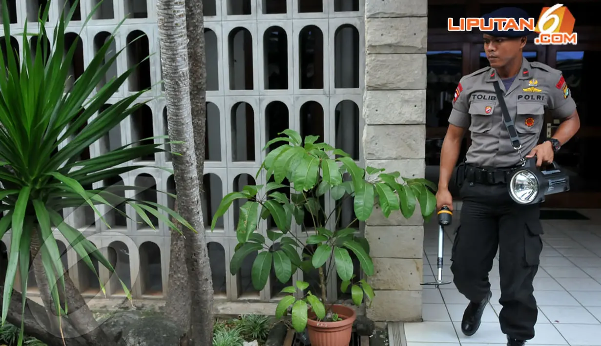 Penjagaan ketat dilakukan oleh aparat setempat guna mengantisipasi kerusuhan di Gereja Katedral, Jakarta, Kamis (17/4/2014)(Liputan6.com/Johan Tallo).