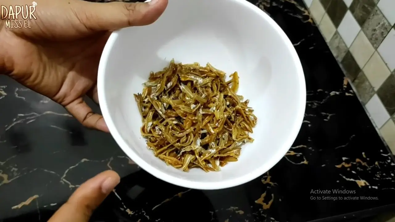 Tanpa Tepung, Begini Cara Goreng Ikan Teri Biar Awet Renyah Kriuk Berjam-jam