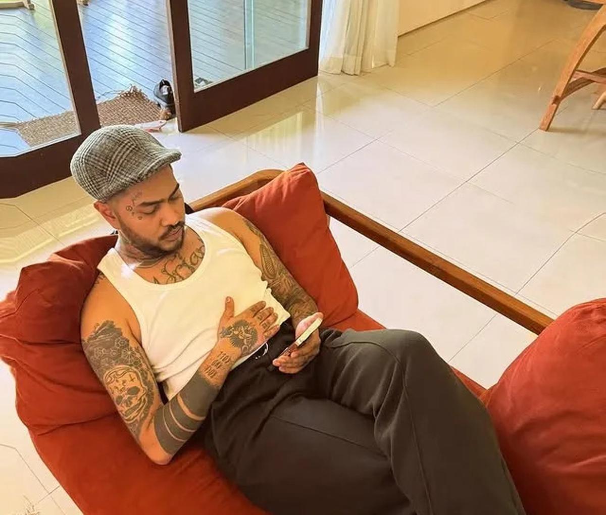 Onadio Leonardo sedang santai