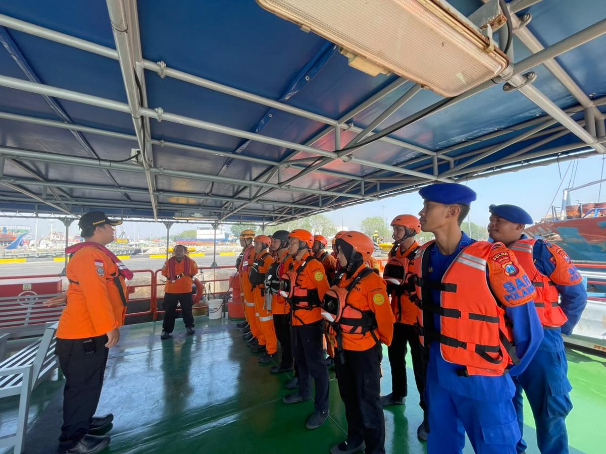 KN SAR 249 dikerahkan cari 8 ABK Tug Boat hilang di Perairan Bawean. (Istimewa).