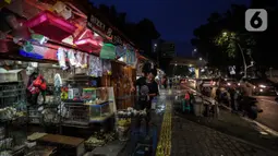 Aktivitas pedagang di Pasar Hewan Barito, Jakarta Selatan, Senin (8/3/2021). Pedagang di pasar yang menjual aneka hewan peliharaan itu mengalami penurunan omset selama pandemi corona, meski demikian mereka mengaku tetap bersyukur masih diizinkan berjualan. (Liputan6.com/JohanTallo)