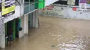 Sejumlah pertokoan di sekitar Jalan Gunung Sahari terlihat tutup akibat banjir yang menggenangi kawasan tersebut, Jakarta, Selasa (25/2/2020). Hujan yang mengguyur Jakarta sejak Senin (24/2/2020) malam, membuat sejumlah kali meluap dan menyebabkan banjir. (Liputan6.com/Helmi Fithriansyah)