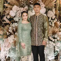 Nikita Willy terlihat anggun memakai kebaya kurung dengan warna hijau celadon yang lembut  berpadu dengan songket khas Padang berwarna keemasan serta kerudung lembut berhiaskan bordiran halus dengan aplikasi kristal.   [@svarna_byikatindonesia]