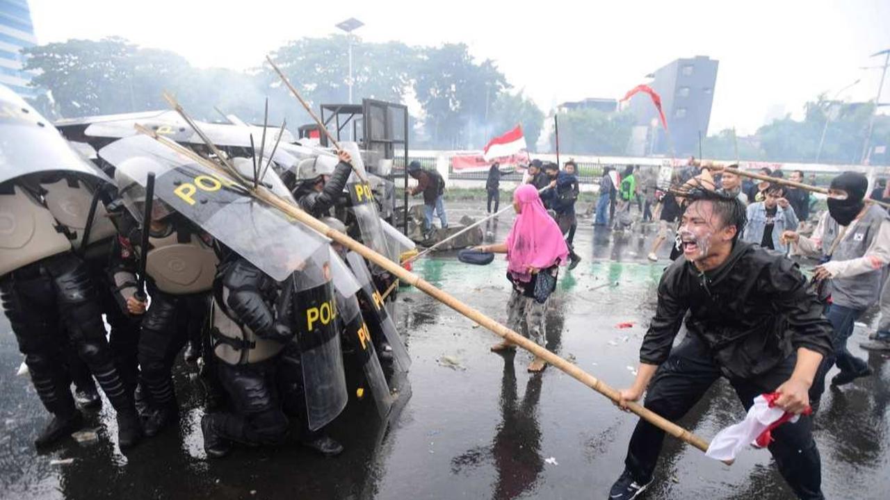 Bentrokan Panas Pengunjuk Rasa vs Polisi di DPR