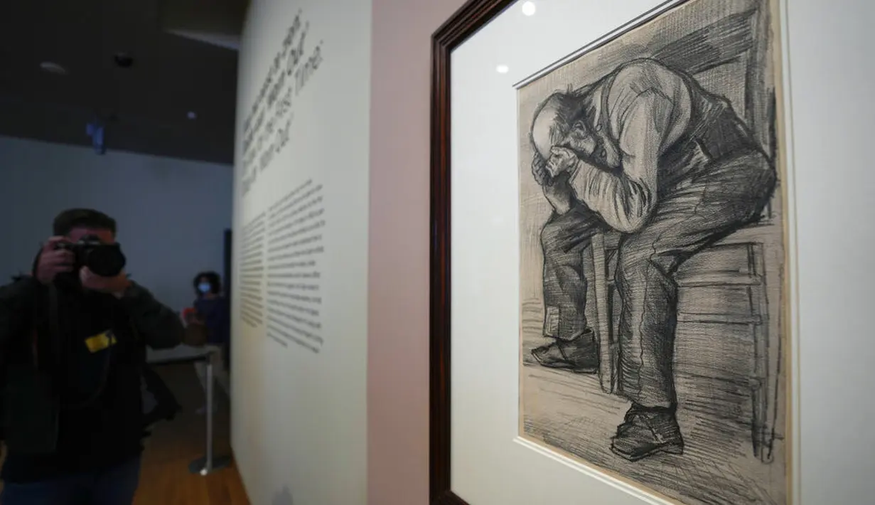 Seorang fotografer mengambil gambar karya Vincent van Gogh berjudul Study for "Worn Out", tertanggal November 1882, yang dipamerkan di Museum Van Gogh di Amsterdam, Kamis (16/9/2021). Sketsa seorang lelaki tua yang kelelahan itu digambar van Gogh di awal karirnya pada tahun 1882. (AP/Peter Dejong)