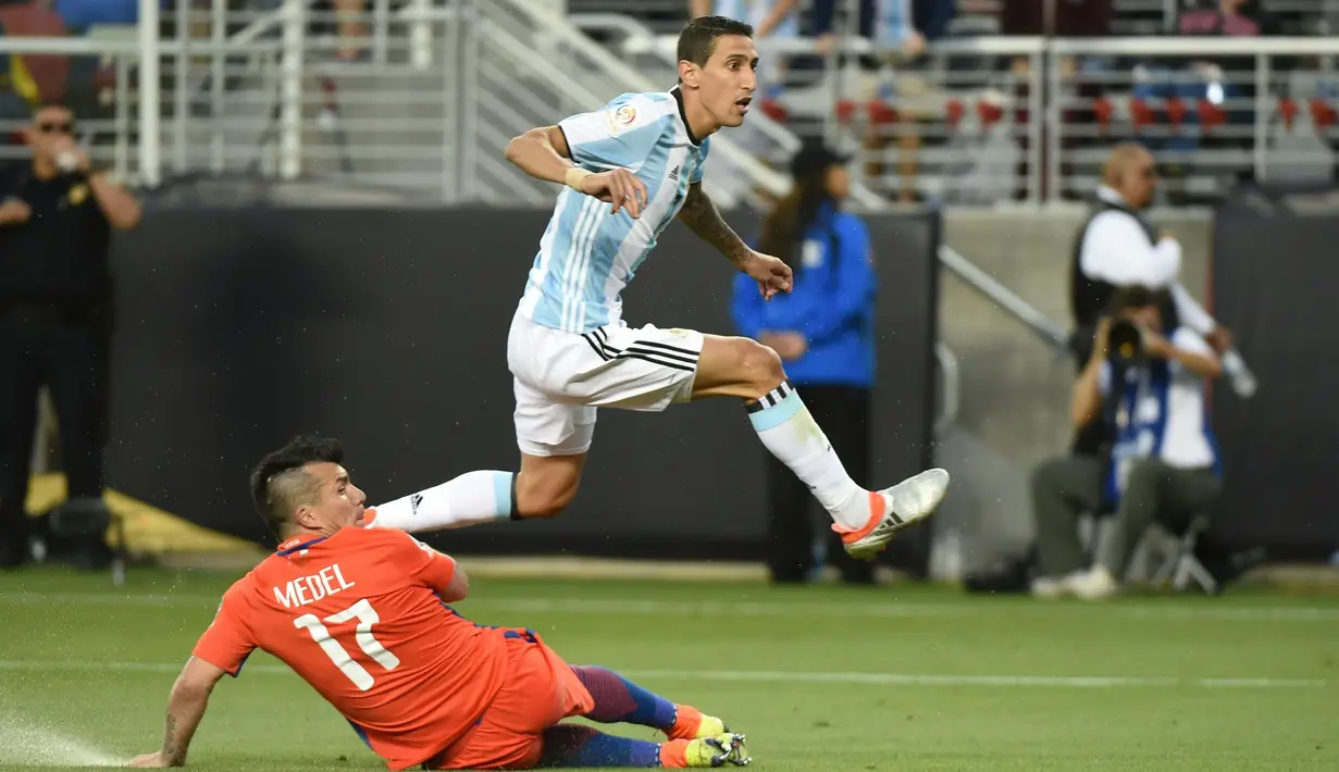  Angel Di Maria saat mencetak gol ke gawang Chili pada Copa America Centenario 2016 di Stadion evi's, Santa Clara, Amerika Serikat, (7/6/2016) WIB. (AFP/Mark Ralston)