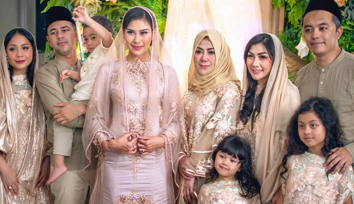 Berdandan cantik dengan gamis dan selendang berwarna cokelat susunya, terlihat wajah sendu setelah air matanya berderai di momen spesial pengajian Syahnaz sebelum menuju hari pernikahannya. (Instagram)