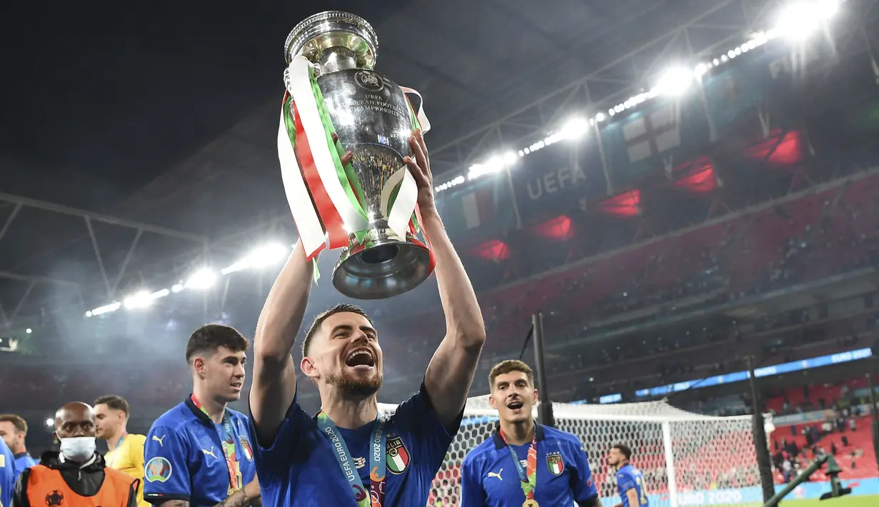 Gelandang Chelsea itu tercatat mampu menyelesaikan 497 operan dengan akurasi 93 persen. Dia sukses mengawinkan gelar Liga Champions dengan Piala Eropa. (Foto:AFP/Andy Rain)