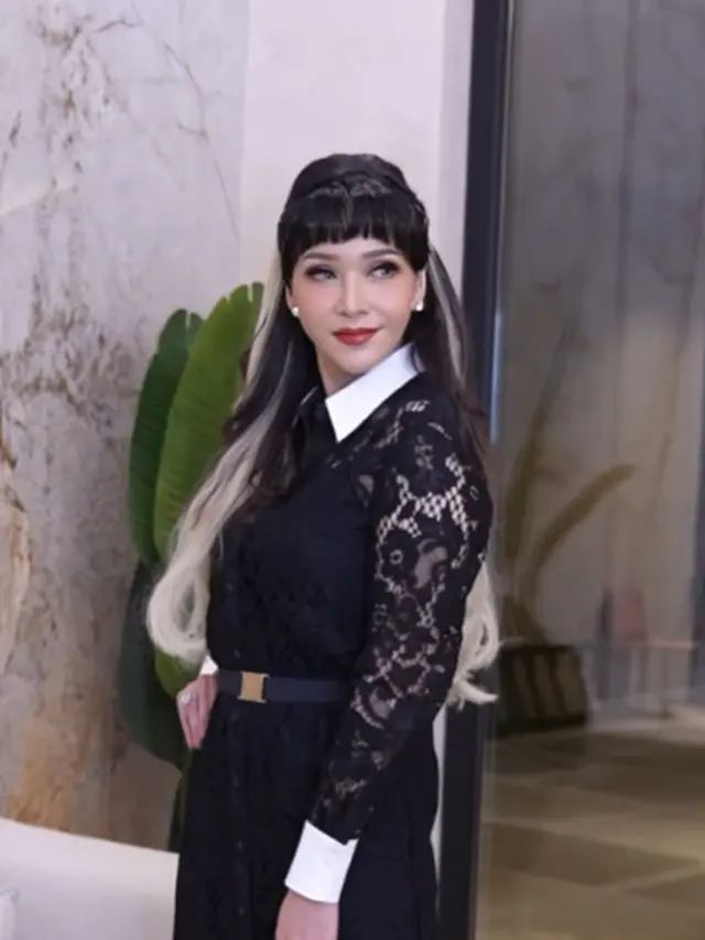 6 Inspirasi Baju Brokat Elegan ala Maia Estianty
