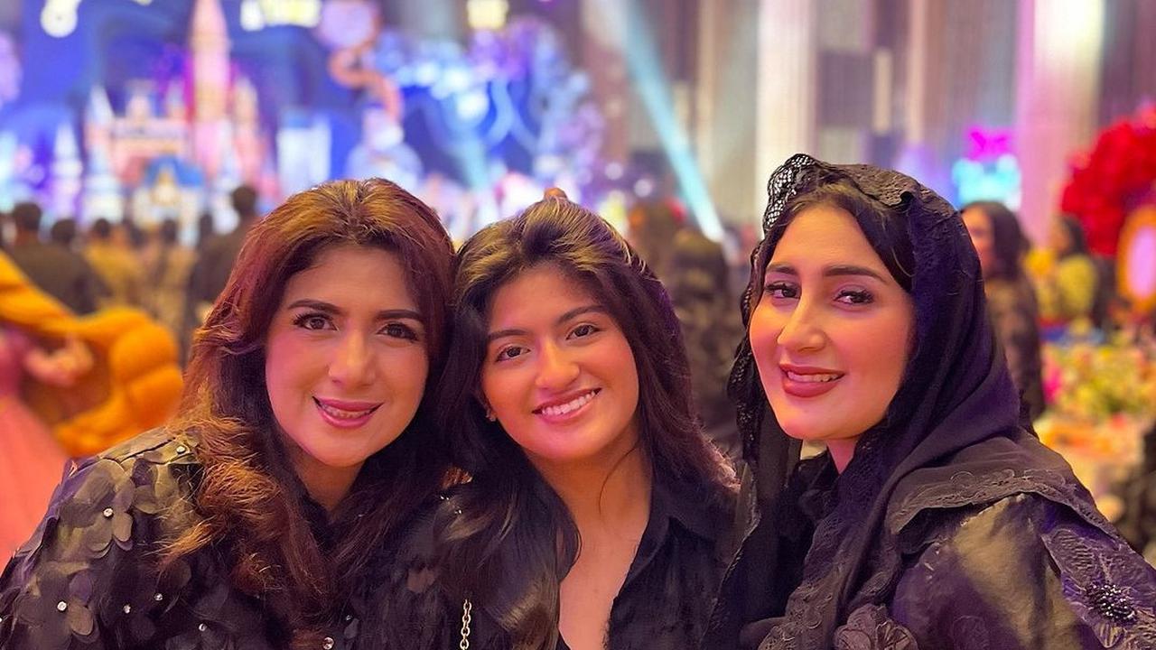 7 Potret Tania Nadira Bersama Ibu dan Adik yang Cantik Semua