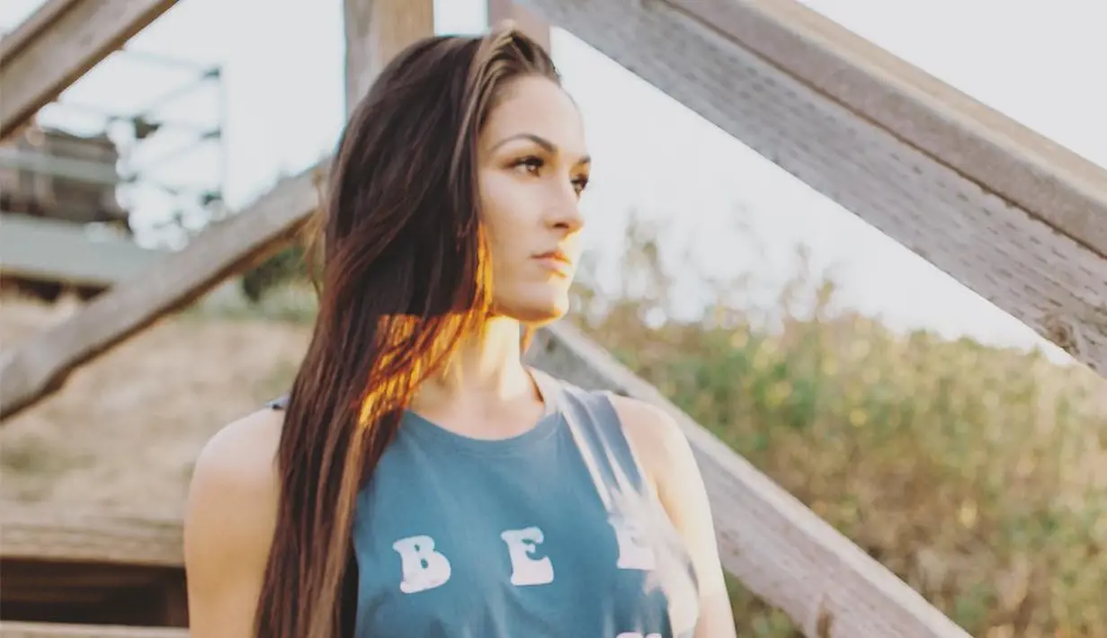 Terlebih Nikki tak pernah sepenuhnya melepaskan cincin pertunangan John Cena meski sudah berpisah. (instagram/thenikkibella)