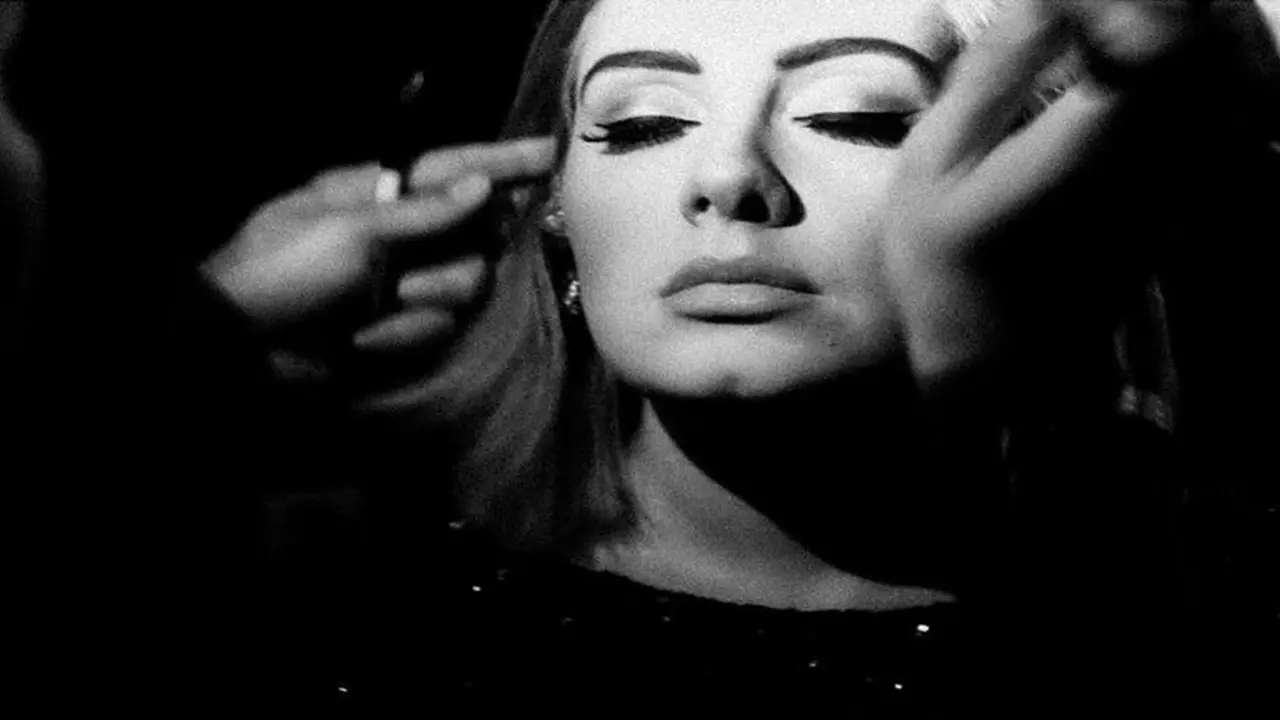 [Bintang] Dari Cat Eyes Sampai Bold Lips, Intip 6 Makeup Adele yang Cantik Memesona