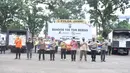 Jajaran Fokompinda berfoto bersama setelah acara pendistribusian 100 ton beras bantuan dari EMTEK dan LYMAN di halaman Mapolda Jambi, Jumat (6/8/2021). Bantuan ini didistribusikan kepada masyarakat terdampak pandemi Covid-19. (Liputan6.com/Istimewa)