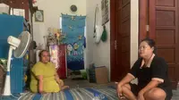 Piana (baju hitam) ibunda dari Fadly Alberto saat di rumahnya, Desa Banjarsari, Kecamatan Trucuk, Kabupaten Bojonegoro