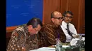 Juru bicara Kemenlu, Arrmanatha Nasir (tengah) bersama Dirjen Amerika-Eropa Dian Triansyah Djani (kiri) dan Direktur Eropa Barat Agung Kurniadi memberikan keterangan kepada wartawan di Gedung Pancasila, Jakarta, (19/1/2015). (Liputan6.com/Miftahul Hayat)