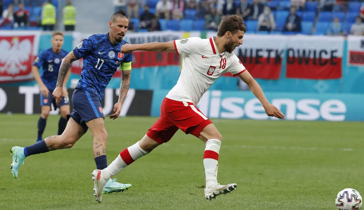 Bek Polandia, Bartosz Bereszynski membawa bola dari kejaran gelandang Slovakia, Marek Hamsik pada pertandingan grup E Euro 2020 di stadion Saint Petersburg di St. Petersburg, Rusia, Senin (14/6/2021).  Slovakia menang tipis atas Polandia 2-1. (Evgenya Novozhenina/Pool via AP)