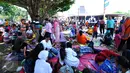 Sejumlah pengunjung beristirahat dibawah pepohonan di objek wisata TMII, Jakarta, Minggu (19/07/2015). Jumlah pengunjung hari ketiga Lebaran bertambah dari hari pertama Lebaran dan ditargetkan mencapai angka 300.000 pengunjung. (Liputan6.com/Yoppy Renato)