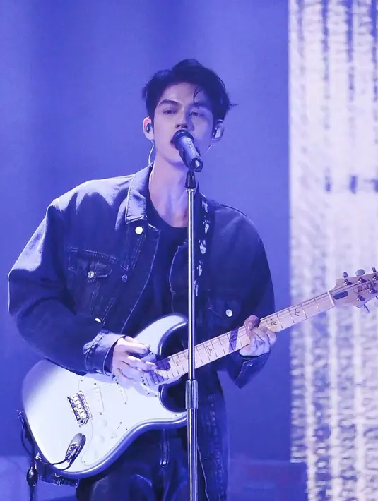 Selain jago akting, Bright yang merupakan keturunan Thailand dan Amerika ini juga dikenal jago bermain musik dan bernyanyi. (FOTO: instagram.com/bbrightvc/)