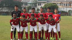 Pemain Indonesia U16 melakukan pemanasan jelang lawan Jepang U16 di Lapangan Padepokan Voli Indonesia, Sentul, Bogor. Selasa (15/4)