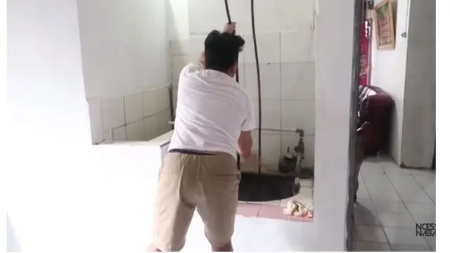 Masih tradisional, kamar mandi rumah Ncess Nabati masih pakai sumur.