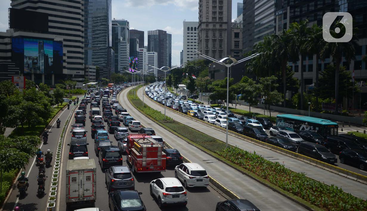 Kepadatan arus lalu lintas di Jalan Sudirman-Thamrin pada jam makan siang, Jakarta, Kamis (15/12/2022). Pemerintah berencana untuk mengucurkan insentif kendaraan listrik di Indonesia, insentif mobil listrik sebesar Rp 80 juta dan motor listrik Rp 8 juta. (merdeka.com/Imam Buhori)