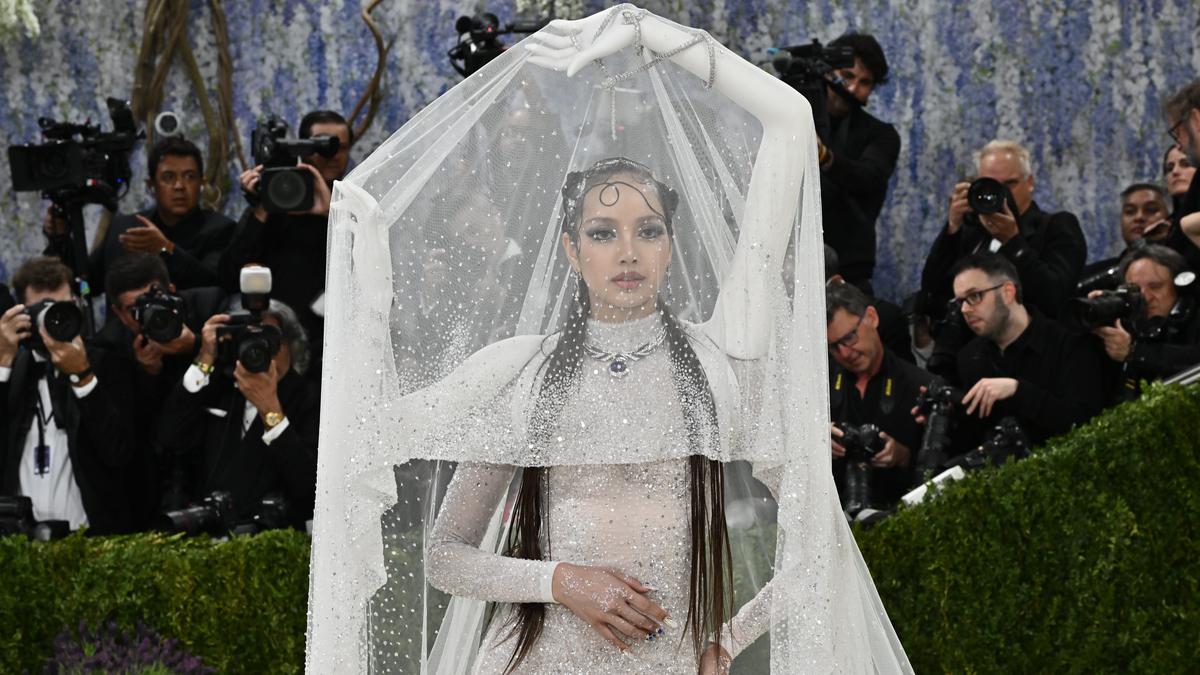 5 Tampilan Nyentrik Met Gala 2026: Lisa BLACKPINK Bertudung, Sam Smith Jadi Bulan-bulanan