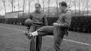 Striker Timnas Spanyol, Alfredo Di Stefano (kiri) berlatih bersama rekannya, Laszlo Kubala dalam sesi latihan di Colombes, Prancis (12/3/1958) menjelang laga menghadapi Timnas Prancis. Sempat membela Timnas Kolombia dan Argentina, Alfredo Di Stefano akhirnya melakukan debut bersama Timnas Spanyol pada 30 Januari 1957 menghadapi Belanda dalam sebuah laga persahabatan. Menang 5-1, Alfredo Di Stefano menyumbang 3 gol ke gawang Belanda. (AFP/Staff)