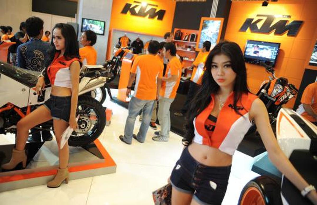 Pose seksi model cantik bareng motor macho