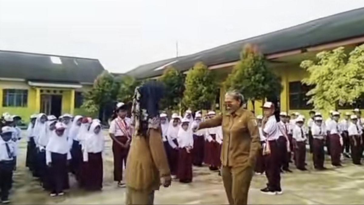 Guru di Lampung Mengamuk dan Ancam Cekik Siswa Pernah Diperiksa Disdikbud Karena Merokok Dalam Kelas