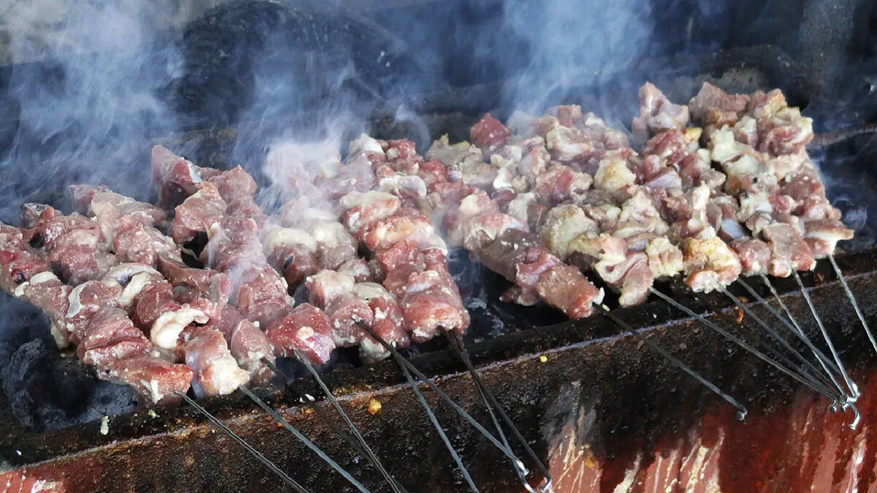 Membakar sate klatak Jogja (Wikimedia Commons)