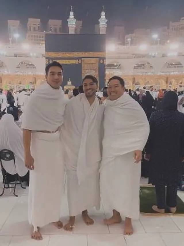 7 Potret Refal Hady Jalani Umrah Bareng Keluarga, Netizen: Calon Imamku