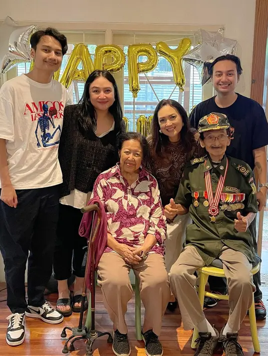 Meski mendekati usia satu abad, ayah Ira dan Ari masih tampak gagah. Ayah Ira dan Ari tampak mengenakan seragam. Eyang Bowo dikelilingi anak dan cucu. [Instagram/@irawbw]