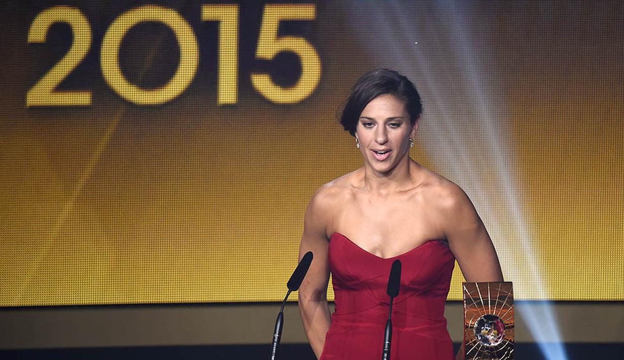 Pesepak bola cantik asal Amerika Serikat, Carli Lloyd, tampil seksi saat menerima penghargaan sebagai FIFA Women World Player of the Year 2015 di Zurich, Swiss, Senin (11/1/2016). (AFP/Olivier Morin)