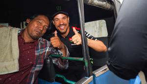 Franco Morbidelli tersenyum bersama pengemudi bajaj sembari menikmati sambutan hangat dari masyarakat Jakarta pada Selasa, (30/09/2025). (Dok.Pertamina Lubricants)