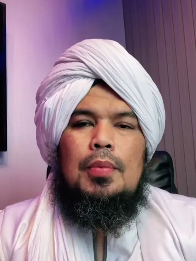 Ustaz Derry Sulaiman dan momen syahadat artis. (credit:instagram.com/derrysulaiman)