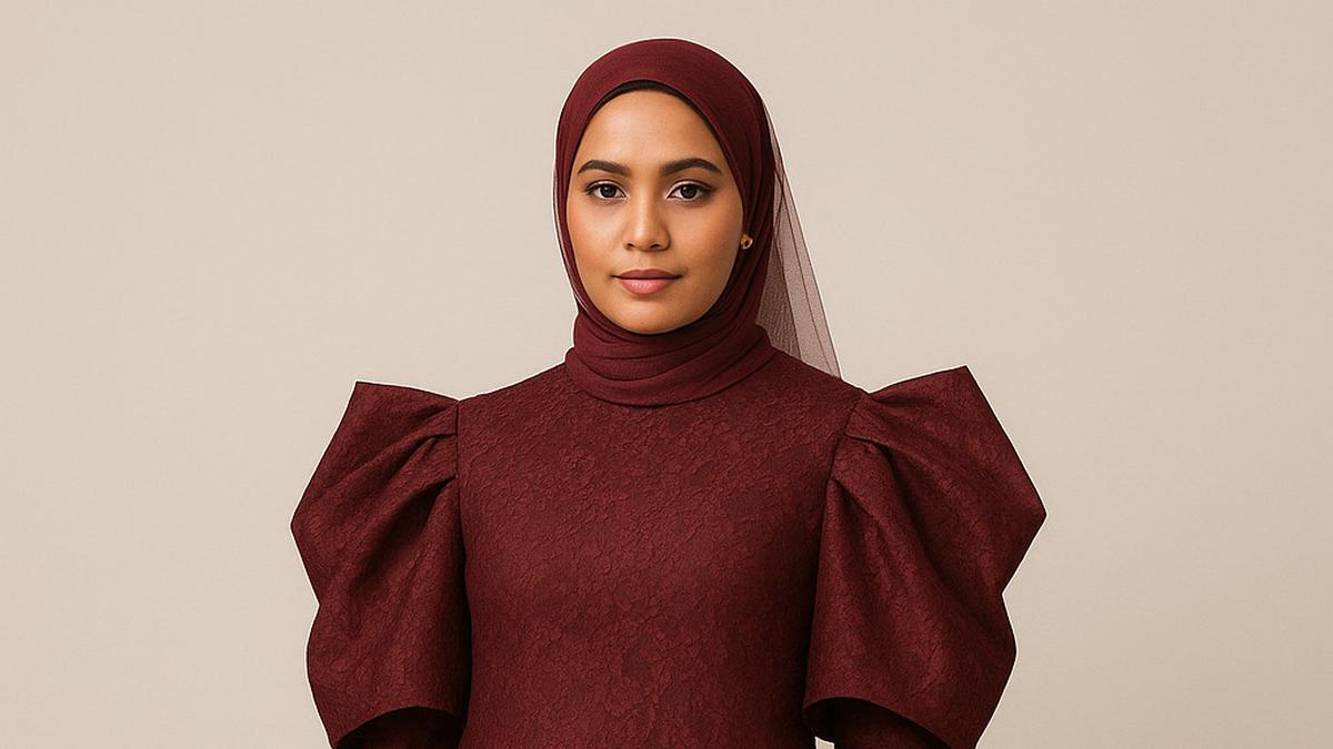7 Model Gamis Brokat Warna Burgundy yang Jarang Ditemukan di Koleksi Massal