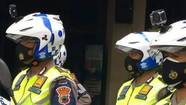 Pemasangan Kopek pada helm Polantas (istimewa)