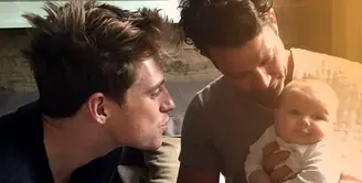 Nate Berkus dan Jeremiah Brent melahirkan anak lelaki mereka, Oskar lewat jasa rahim ibu pengganti. (Entertainment Tonight)